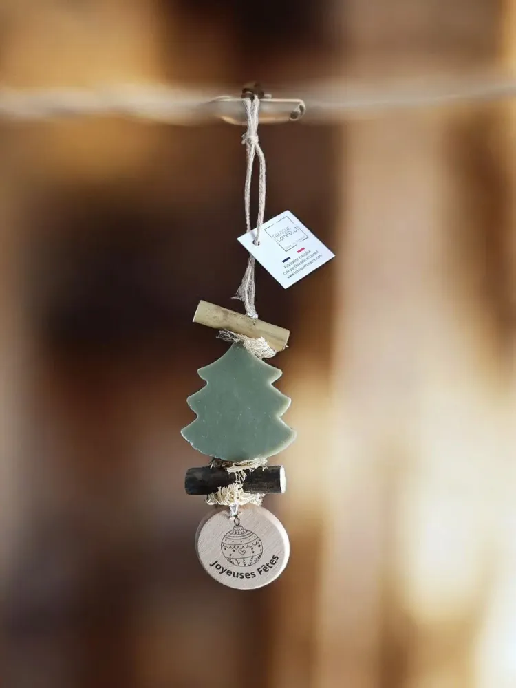 Savons - Tresse 1 Sapin Vert Parfum Cèdre avec Rond Bois Gravé "boule de Noël" - FABRIQUE LOMAELLE