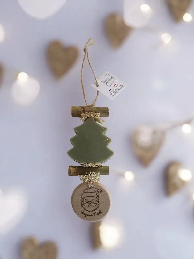 Savons - Tresse 1 Sapin Vert Parfum Cèdre avec Rond Bois Gravé "Tête de Père Noël" - FABRIQUE LOMAELLE