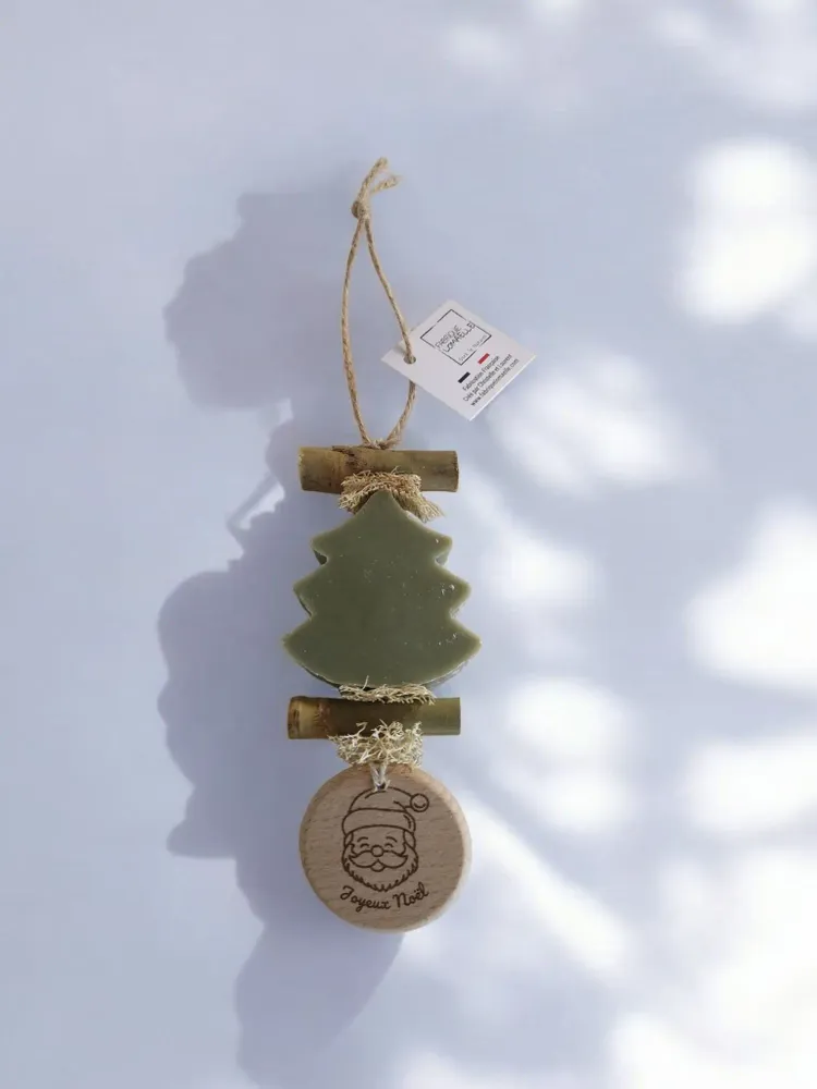 Savons - Tresse 1 Sapin Vert Parfum Cèdre avec Rond Bois Gravé "Tête de Père Noël" - FABRIQUE LOMAELLE