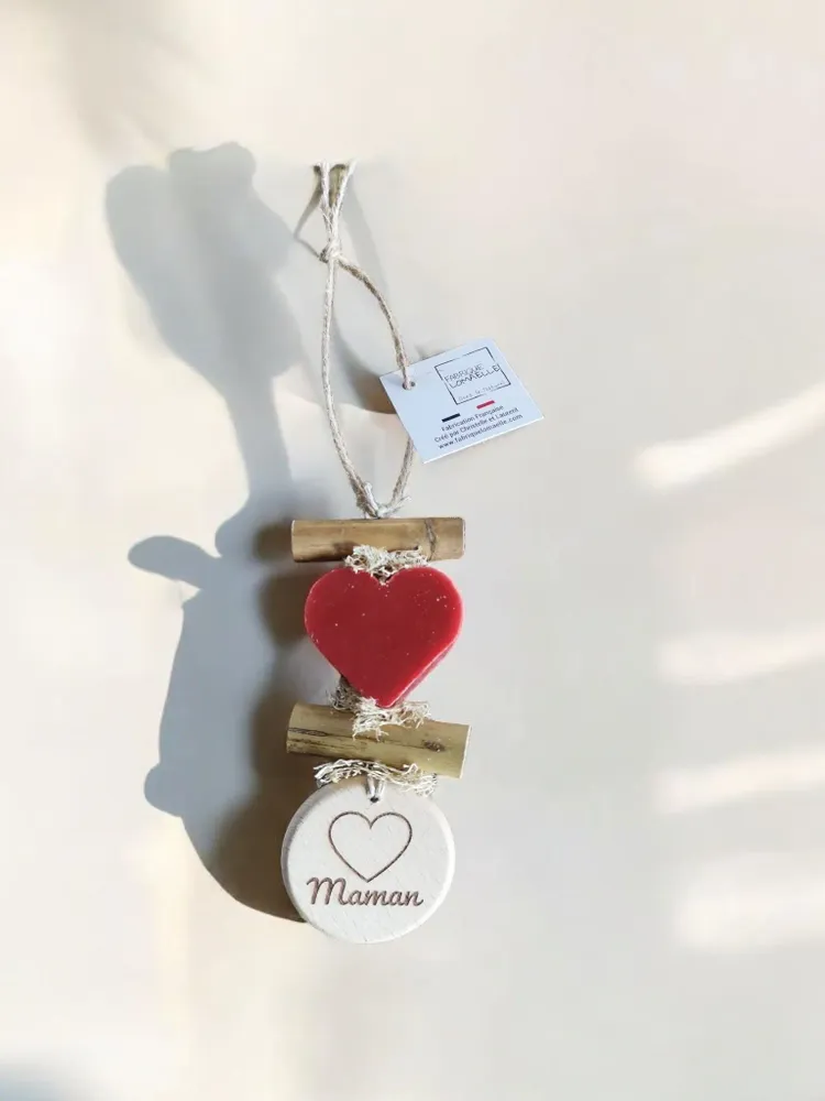 Savons - Tresse 1 Savon Coeur Fruit Rouge avec Rond bois "Maman" - FABRIQUE LOMAELLE