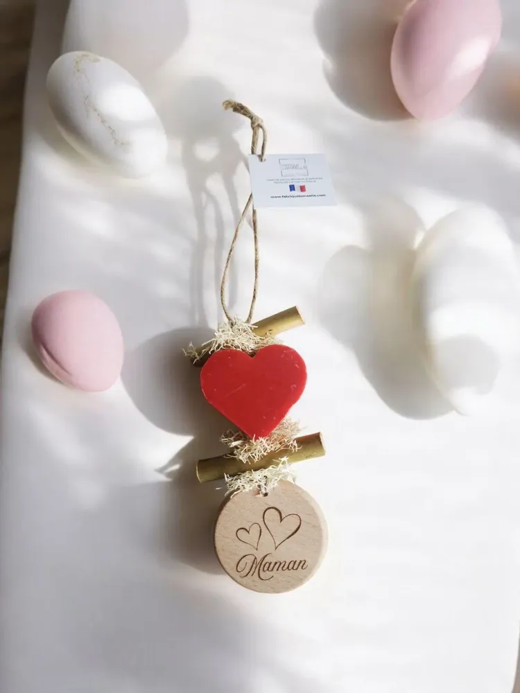 Savons - Tresse 1 Savon Coeur Fruit Rouge avec Rond bois "Maman" - FABRIQUE LOMAELLE