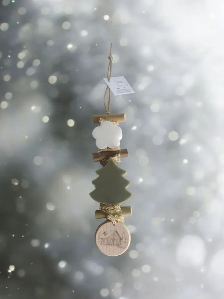 Soaps - Braided soap, 1 White Flower Bergamot soap, 1 Green Fir Tree, Cedar Scented with a wooden "chalet" round - FABRIQUE LOMAELLE