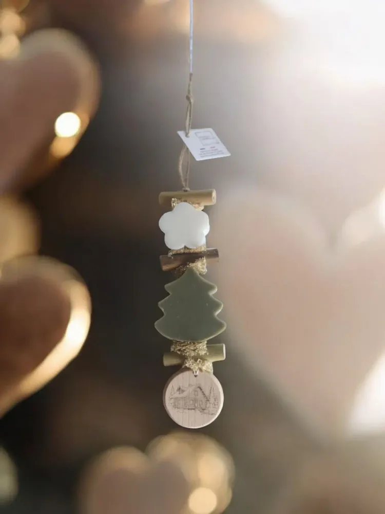 Soaps - Braided soap, 1 White Flower Bergamot soap, 1 Green Fir Tree, Cedar Scented with a wooden "chalet" round - FABRIQUE LOMAELLE