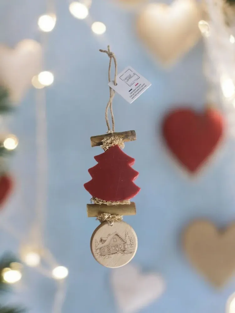 Soaps - Braided 1 Fir Tree with Red Fruit and Wooden Round "Chalet" - FABRIQUE LOMAELLE