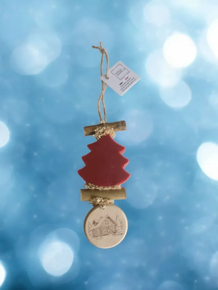 Soaps - Braided 1 Fir Tree with Red Fruit and Wooden Round "Chalet" - FABRIQUE LOMAELLE