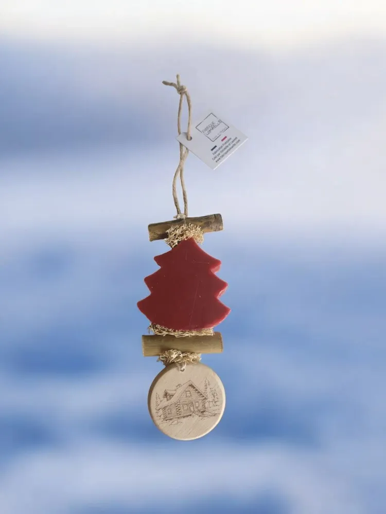 Soaps - Braided 1 Fir Tree with Red Fruit and Wooden Round "Chalet" - FABRIQUE LOMAELLE