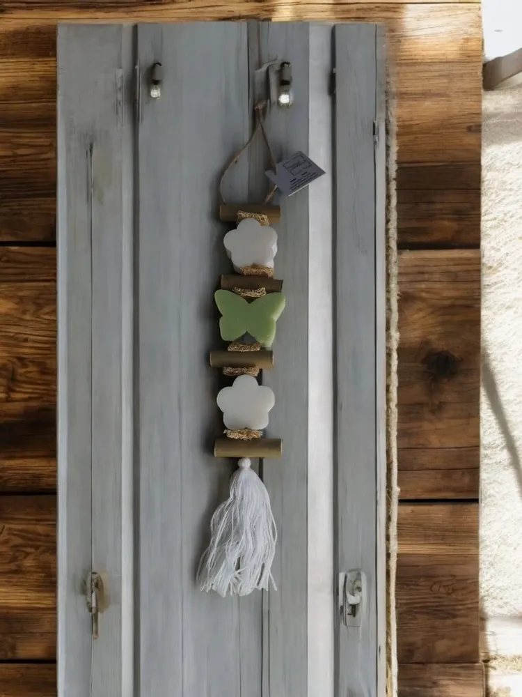 Savons - tresse 1 Savon Fleur Bergamote 1 Savon Papillon Verveine1 Savon Fleur Bergamote - FABRIQUE LOMAELLE