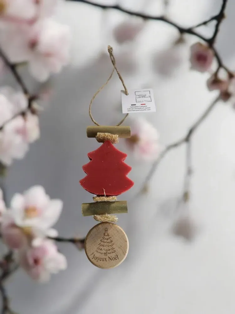 Savons - Tresse 1 Sapin Fruit Rouge avec Rond Bois Gravé "sapin de noël" - FABRIQUE LOMAELLE