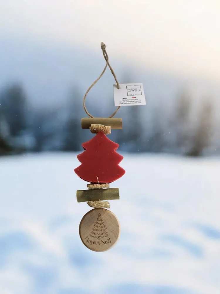 Savons - Tresse 1 Sapin Fruit Rouge avec Rond Bois Gravé "sapin de noël" - FABRIQUE LOMAELLE
