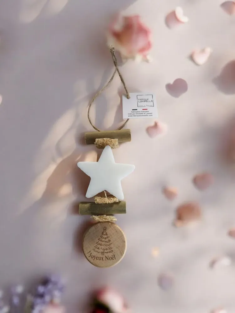 Savons - Tresse 1 Etoile Blanche Bergamote avec Rond Bois Gravé "sapin de noël" - FABRIQUE LOMAELLE