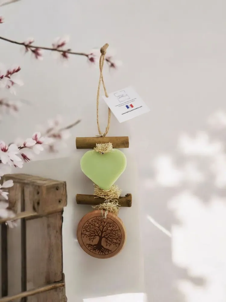 Savons - Tresse 1 Cœur Verveine avec Rond Bois "Arbre de vie " - FABRIQUE LOMAELLE