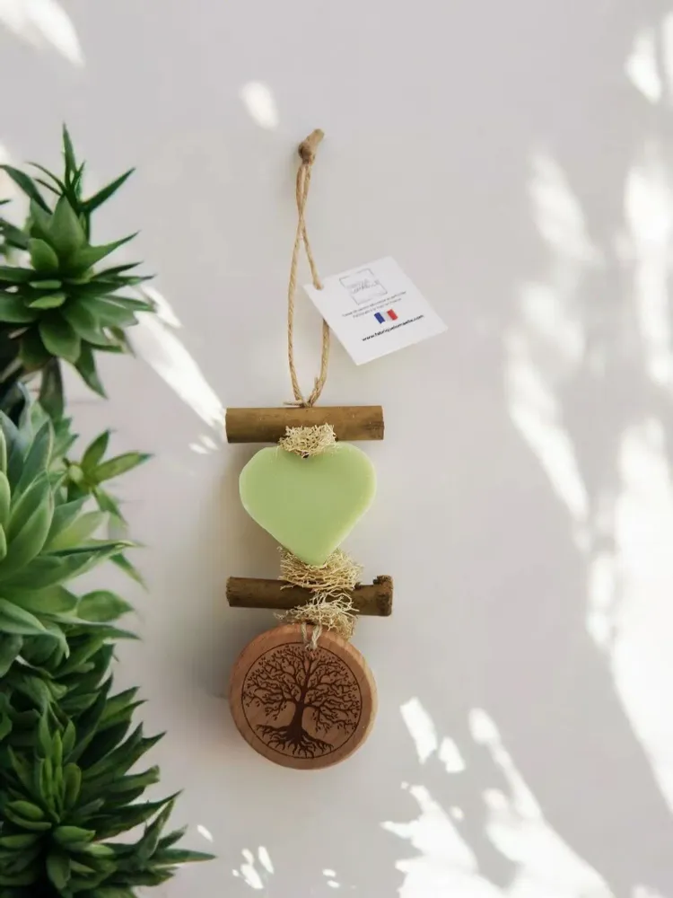 Savons - Tresse 1 Cœur Verveine avec Rond Bois "Arbre de vie " - FABRIQUE LOMAELLE