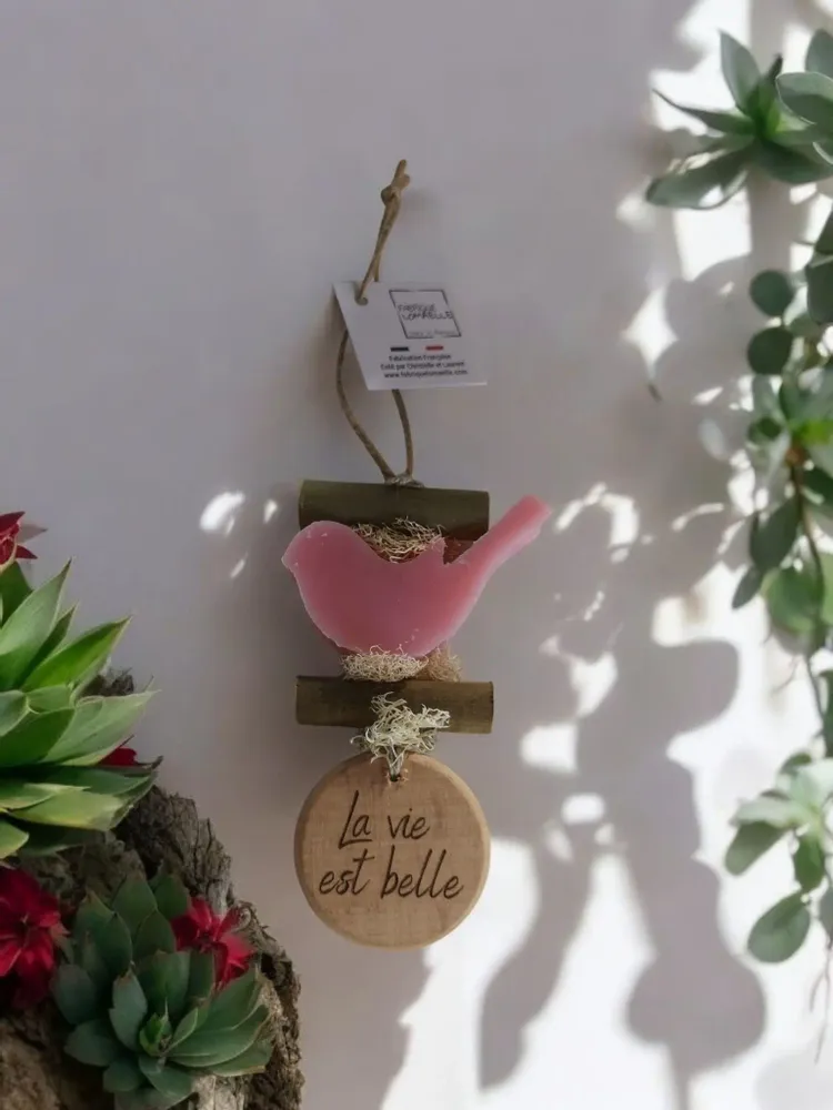 Savons - Tresse 1 Savon Oiseau Rose avec Rond Bois "La Vie est Belle" - FABRIQUE LOMAELLE