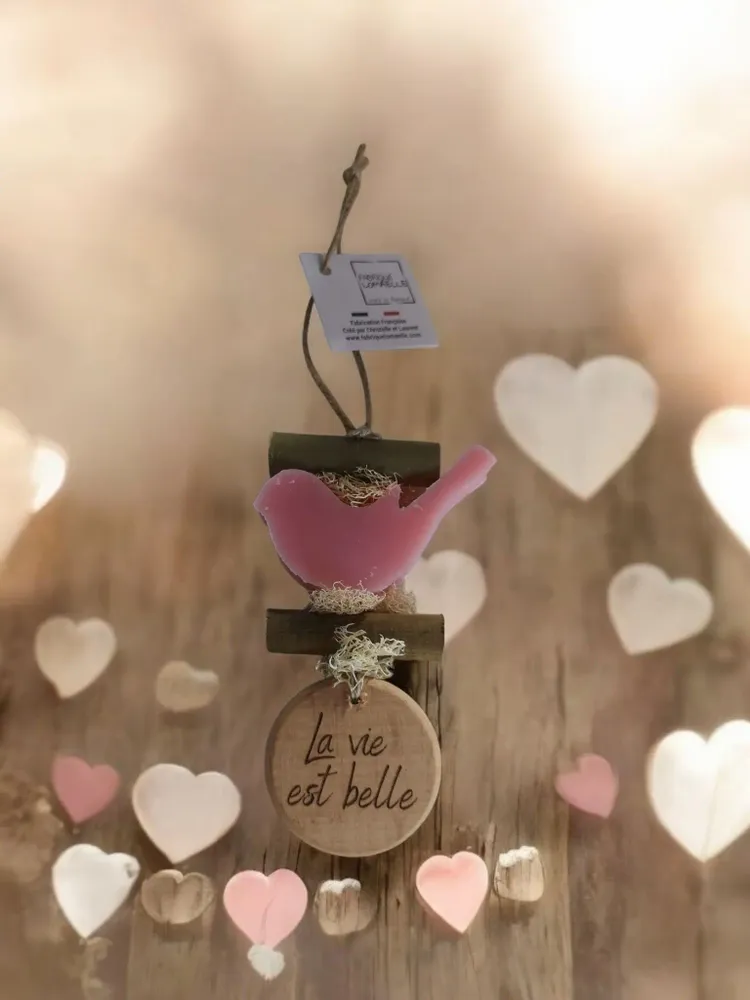 Savons - Tresse 1 Savon Oiseau Rose avec Rond Bois "La Vie est Belle" - FABRIQUE LOMAELLE