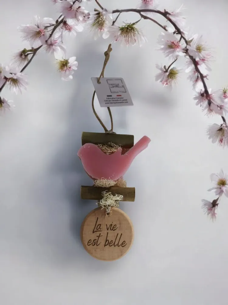 Savons - Tresse 1 Savon Oiseau Rose avec Rond Bois "La Vie est Belle" - FABRIQUE LOMAELLE