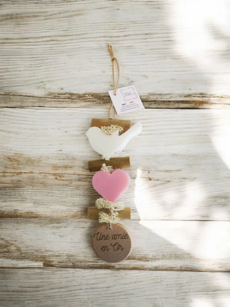 Savons - Tresse 1 Savon Oiseau Bergamotte 1 Cœur Rose avec un rond bois "Une Amie en Or" - FABRIQUE LOMAELLE