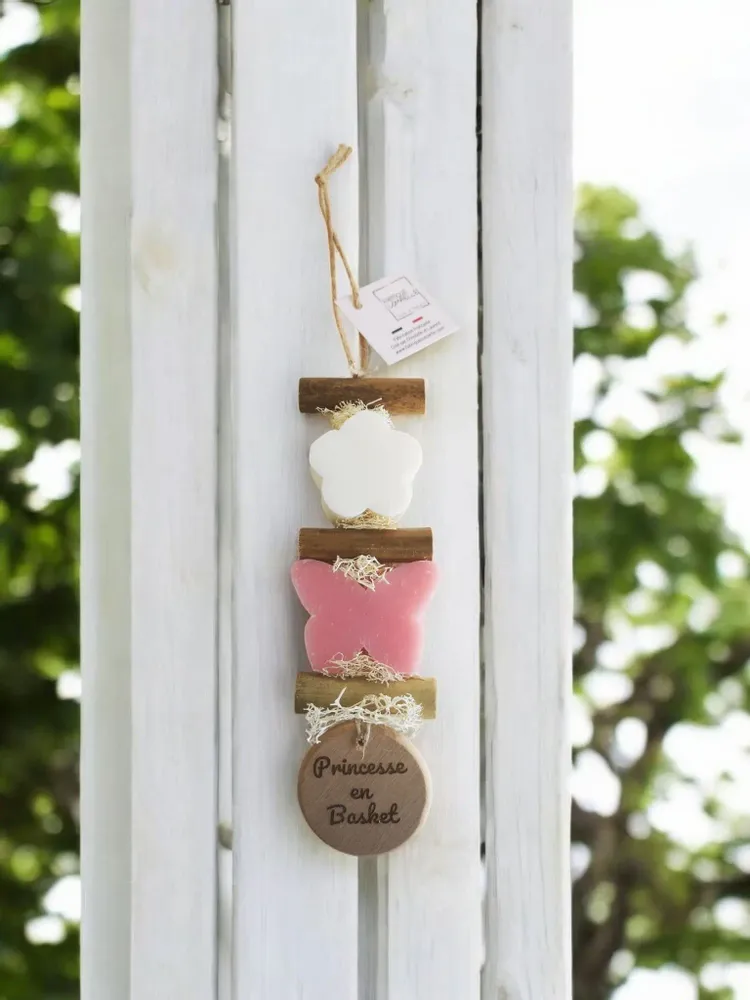 Savons - Tresse 1 Savon Fleur Bergamotte 1 Savon Papillon Rose avec un rond bois "Princesse en Basket" - FABRIQUE LOMAELLE