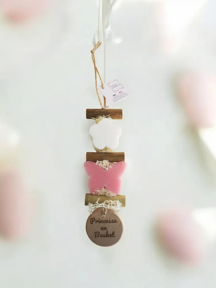 Savons - Tresse 1 Savon Fleur Bergamotte 1 Savon Papillon Rose avec un rond bois "Princesse en Basket" - FABRIQUE LOMAELLE