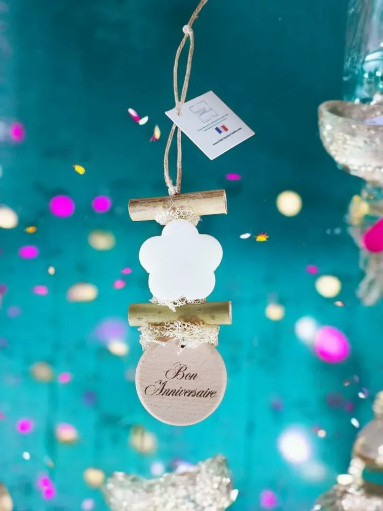 Savons - Tresse 1 Fleur Blanche Bergamote avec Rond bois "Bon Anniversaire" - FABRIQUE LOMAELLE