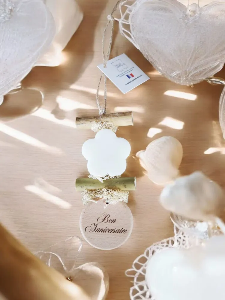 Savons - Tresse 1 Fleur Blanche Bergamote avec Rond bois "Bon Anniversaire" - FABRIQUE LOMAELLE