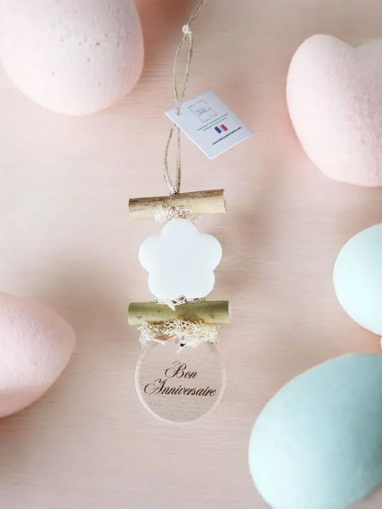 Savons - Tresse 1 Fleur Blanche Bergamote avec Rond bois "Bon Anniversaire" - FABRIQUE LOMAELLE