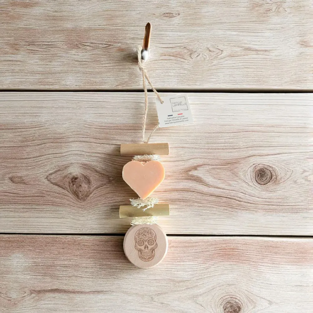 Savons - Tresse 1 Savon Cœur Fleur d'Oranger avec Rond bois Gravé "Tête de Mort Mexicaine" - FABRIQUE LOMAELLE