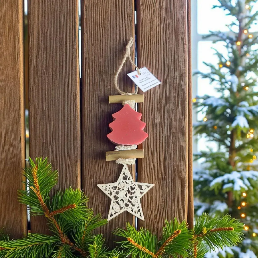 Soaps - Braided 1 Red Christmas Tree-Shaped Soap with Red Fruit Scent and a Cut-Out Star - FABRIQUE LOMAELLE