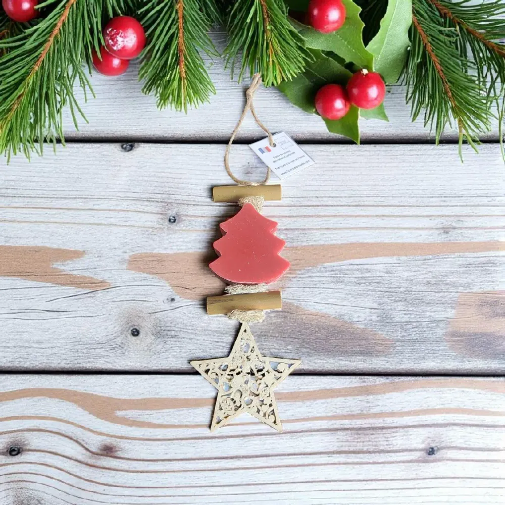 Soaps - Braided 1 Red Christmas Tree-Shaped Soap with Red Fruit Scent and a Cut-Out Star - FABRIQUE LOMAELLE