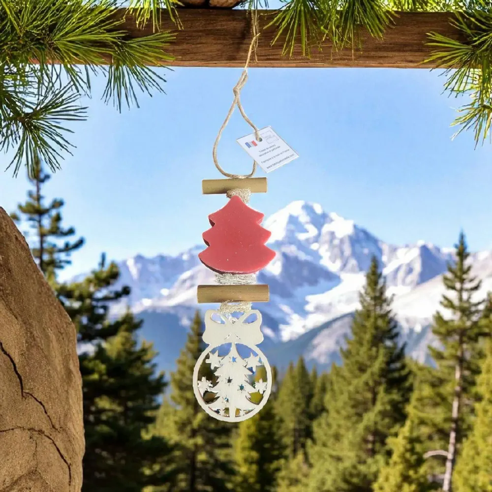 Savons - Tresse 1 Savon en forme de sapin rouge parfumé fruit rouge avec "une boule de noël découpée " - FABRIQUE LOMAELLE