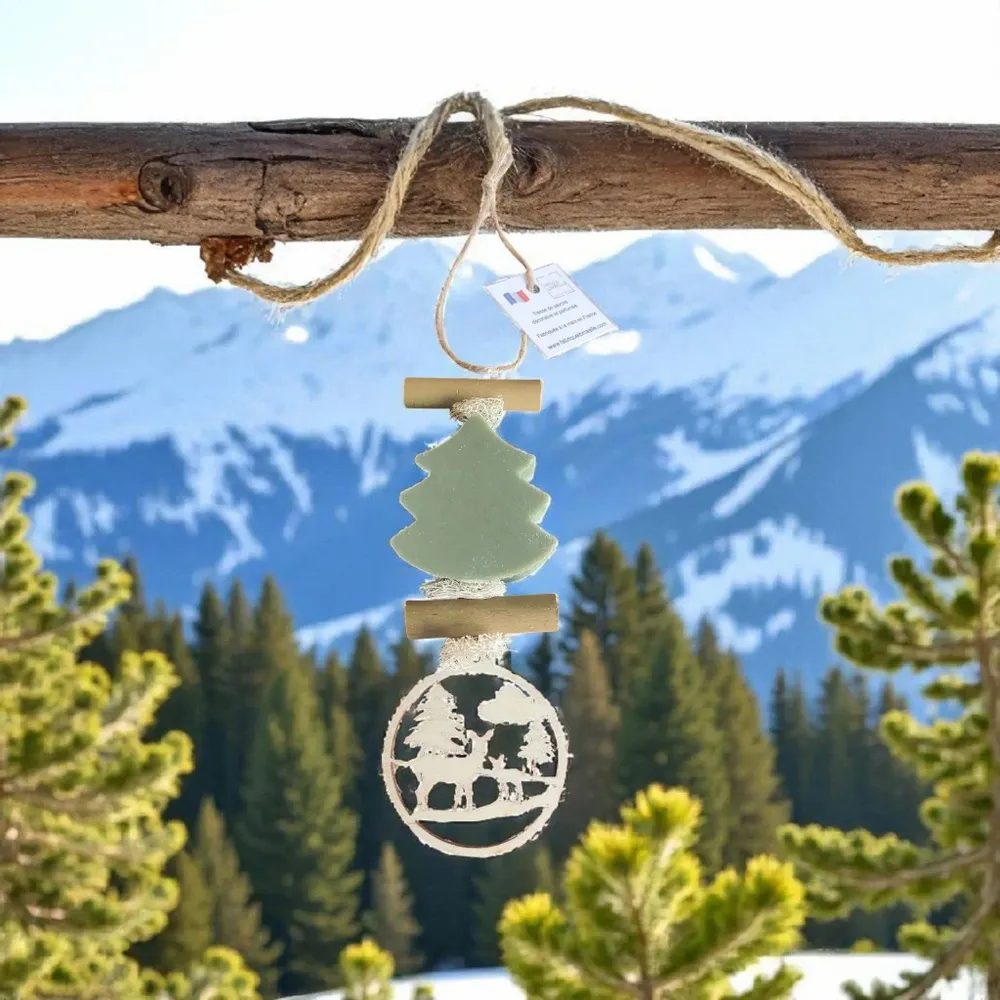 Savons - Tresse 1 Savon en forme de sapin vert parfumé cèdre avec "Cerf dans la forêt" - FABRIQUE LOMAELLE