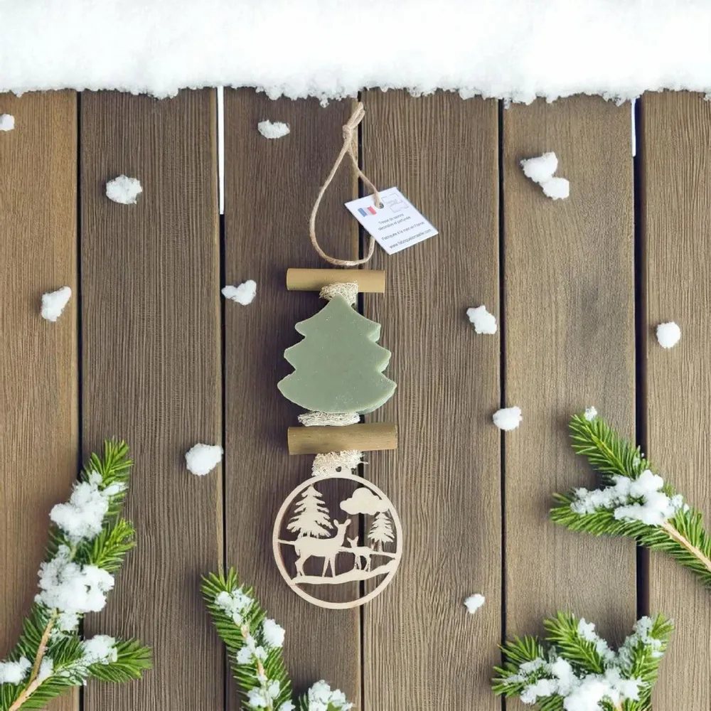 Savons - Tresse 1 Savon en forme de sapin vert parfumé cèdre avec "Cerf dans la forêt" - FABRIQUE LOMAELLE