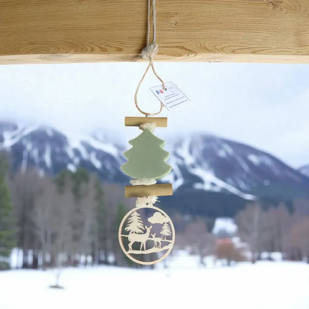 Savons - Tresse 1 Savon en forme de sapin vert parfumé cèdre avec "Cerf dans la forêt" - FABRIQUE LOMAELLE