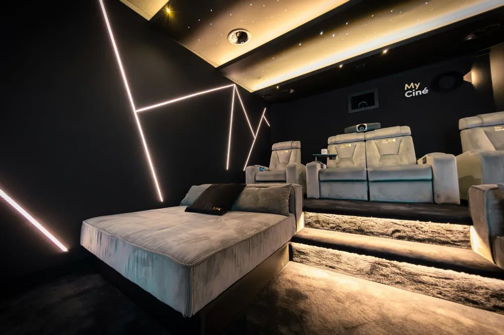Settees - 26m² movie theater - L'EXODIA - MYCINÉ
