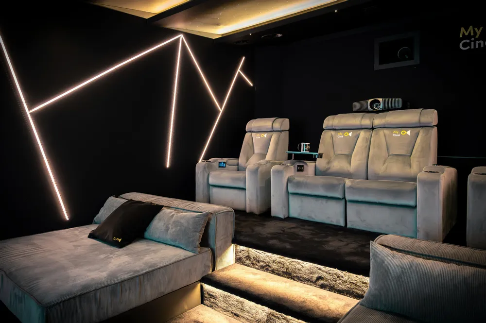 Settees - 26m² movie theater - L'EXODIA - MYCINÉ