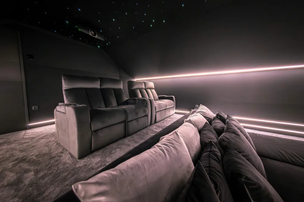 Settees - Private cinema room in the attic - MYCINÉ