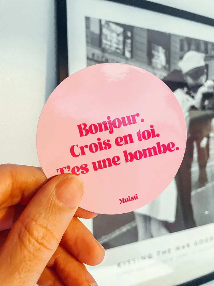 Carterie - Sticker - Bonjour. Crois en toi. T'es une bombe. – 8cm - MUISTI