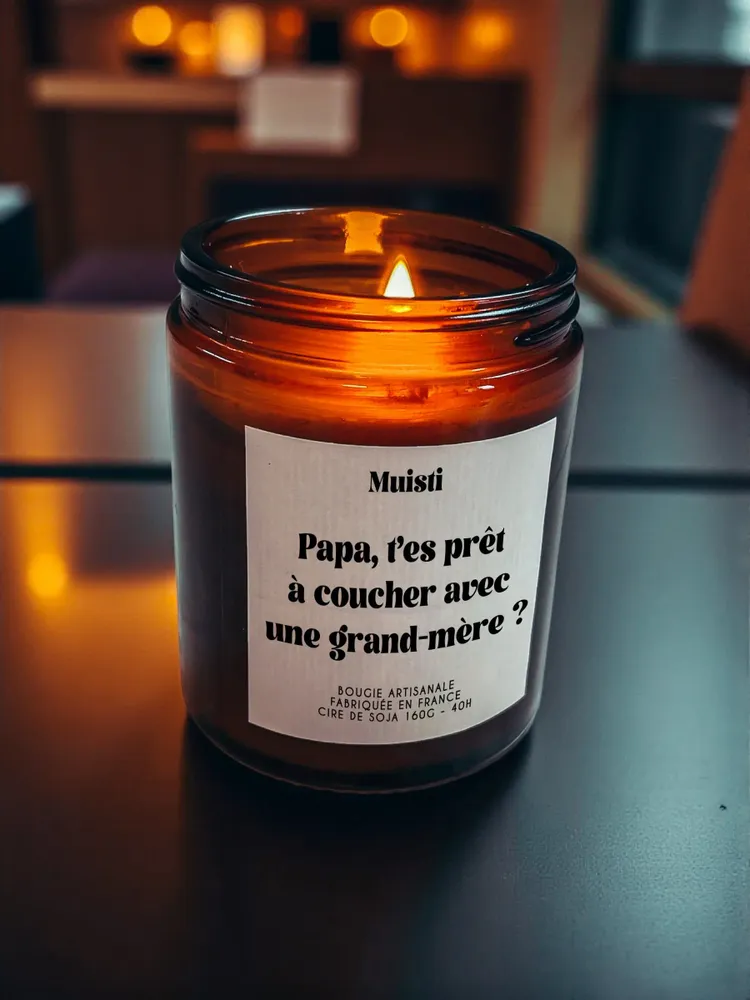 Objets de décoration - Bougie Parfumée - Papa, t'es prêt à coucher avec une grand mère ? - Musc blanc – 160g - MUISTI