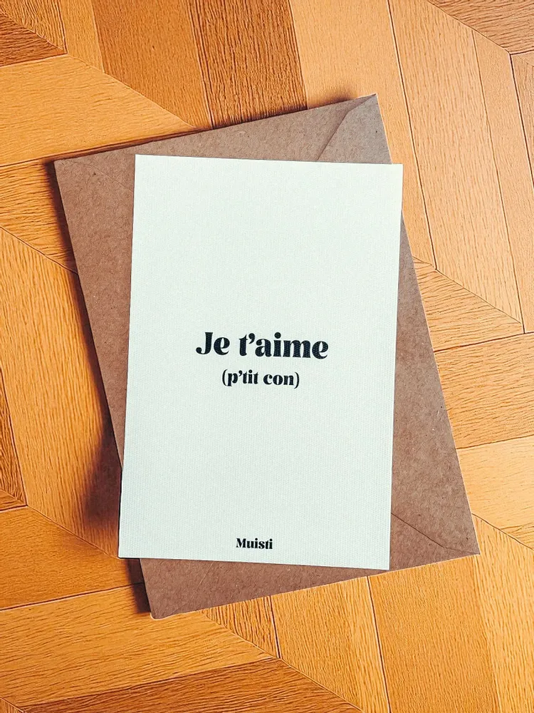 Carterie - Carte postale message - Je t'aime (p'tit con) – Format 10x15cm - MUISTI