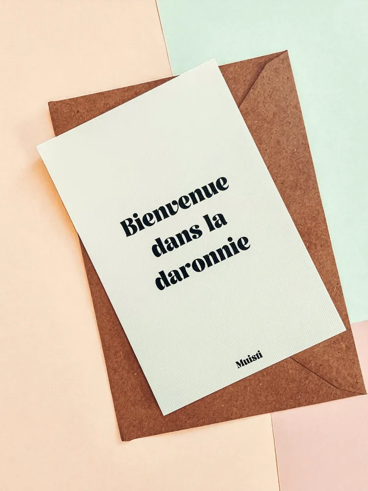 Carterie - Carte postale message - Bienvenue dans la daronnie – Format 10x15cm - MUISTI