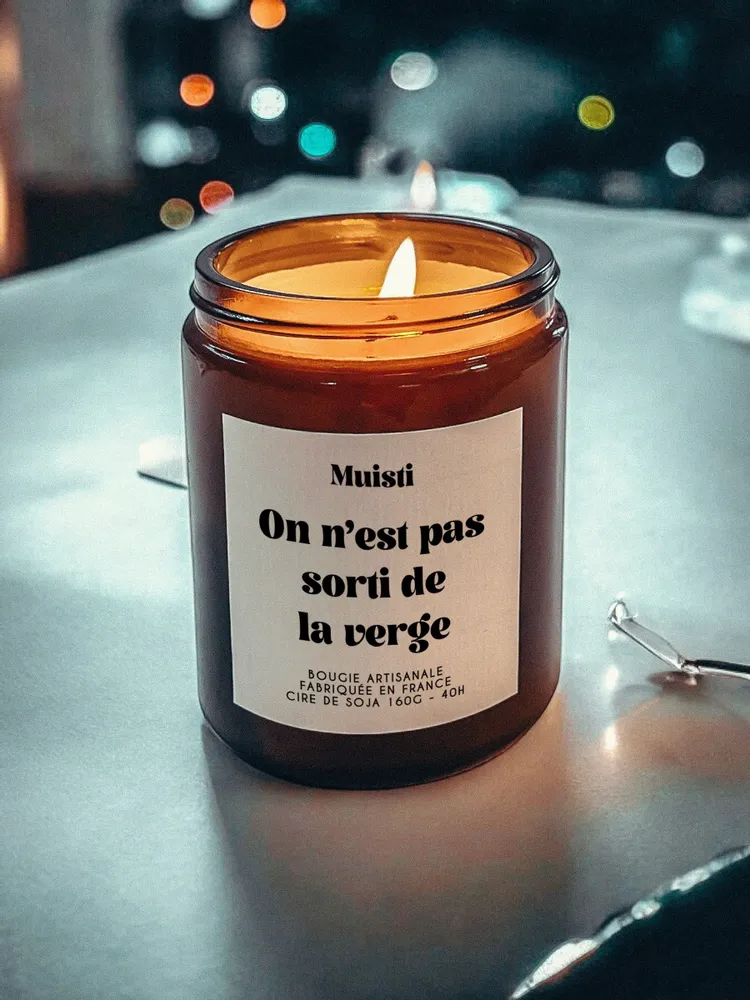 Objets de décoration - Bougie Parfumée - On n'est pas sorti de la verge - Musc blanc – 160g - MUISTI