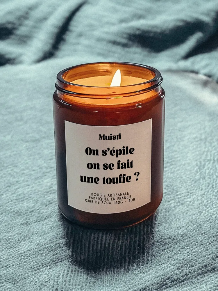 Objets de décoration - Bougie Parfumée - On s'épile on se fait une touffe ? - Musc blanc – 160g - MUISTI