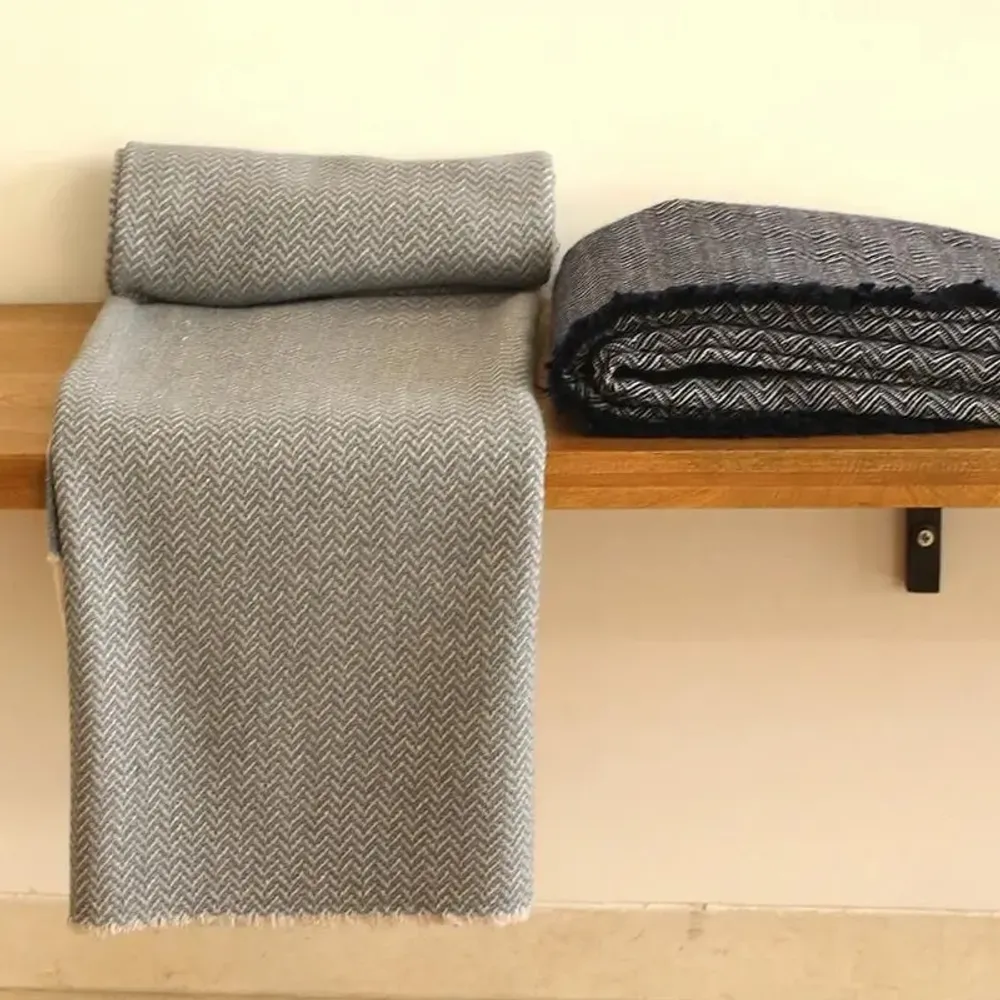 Plaids - Couvre-lit à chevrons en cachemire Midnight & Ivory : Arthur - PASHMA