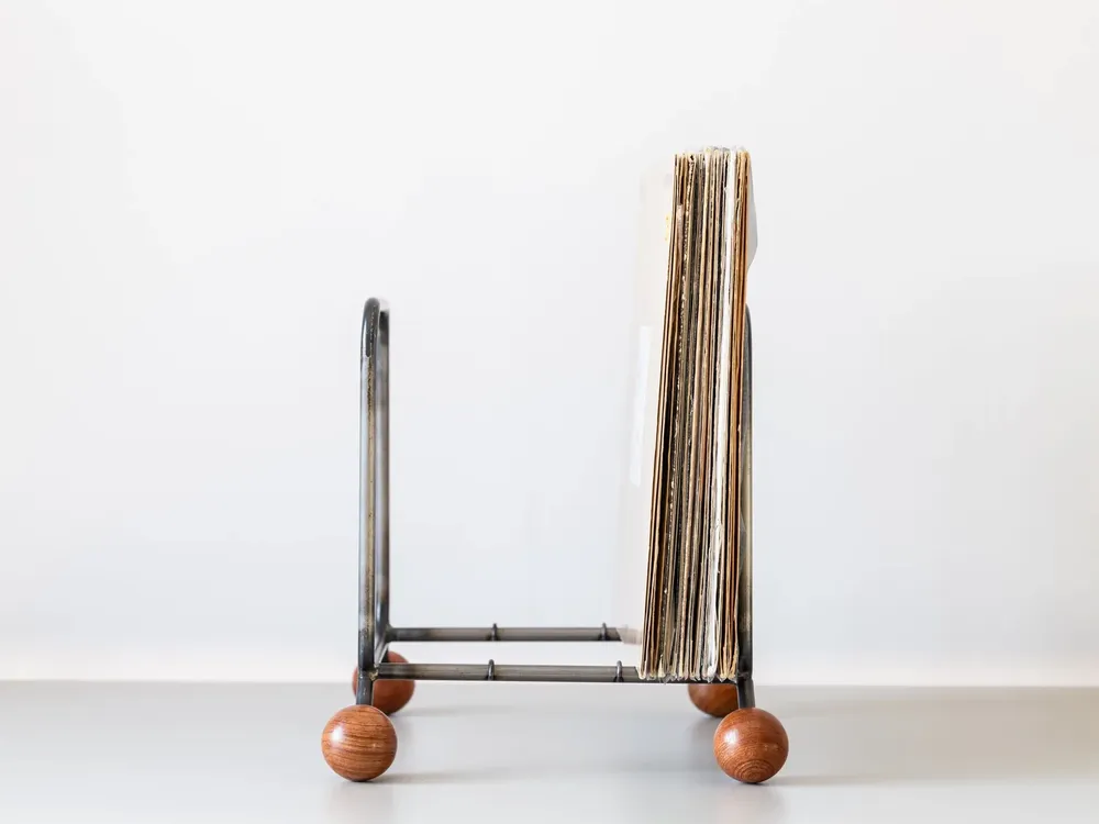 Etagères - Porte-disques en vinyle avec pieds sphériques en bois - DESIGN ATELIER ARTICLE