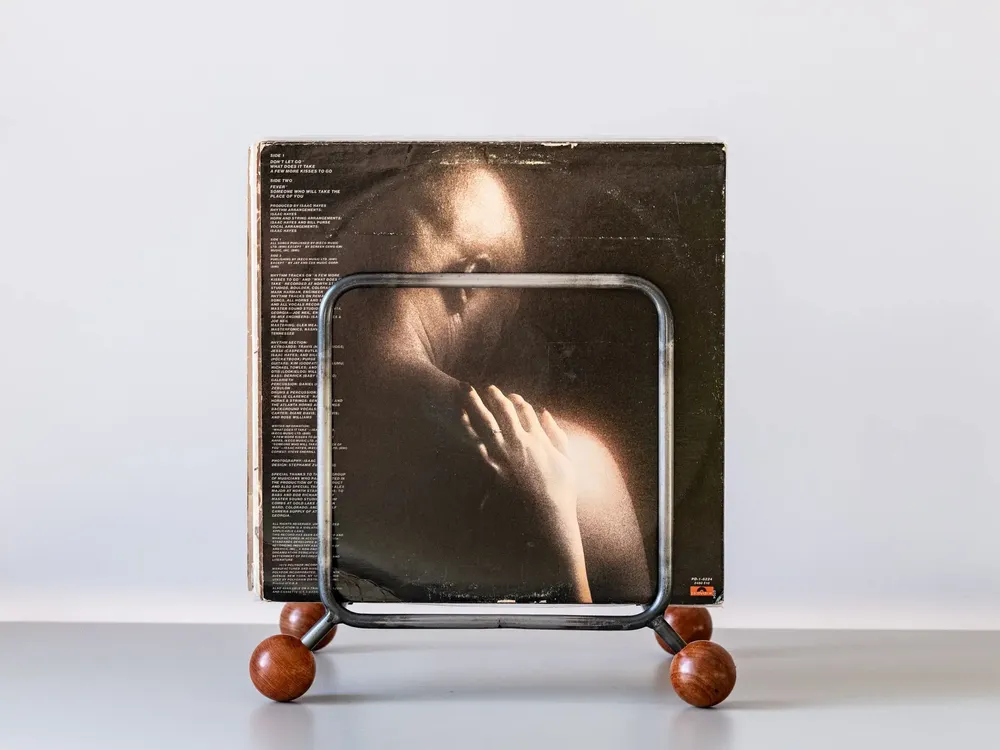 Etagères - Porte-disques en vinyle avec pieds sphériques en bois - DESIGN ATELIER ARTICLE