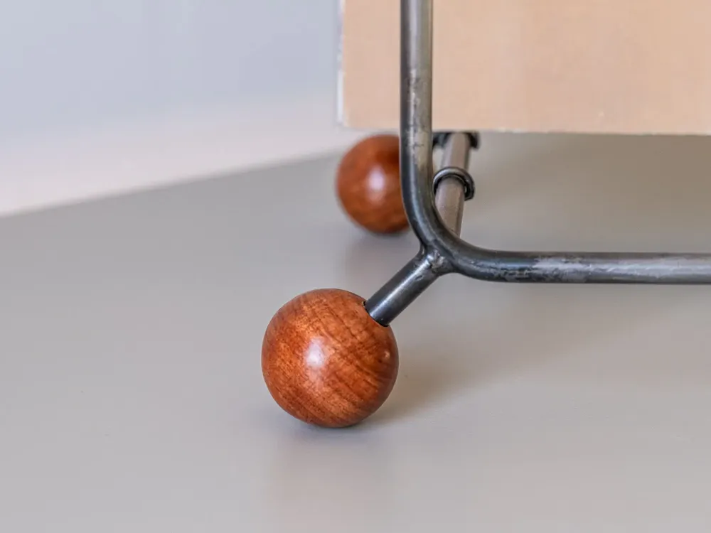 Etagères - Porte-disques en vinyle avec pieds sphériques en bois - DESIGN ATELIER ARTICLE