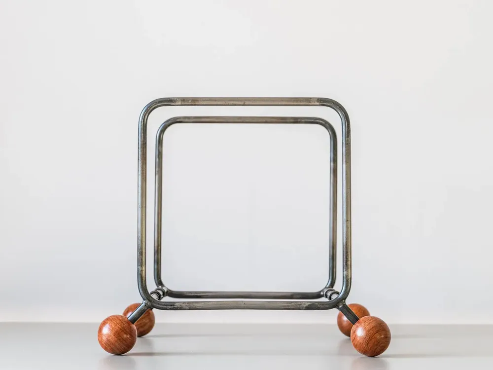 Etagères - Porte-disques en vinyle avec pieds sphériques en bois - DESIGN ATELIER ARTICLE