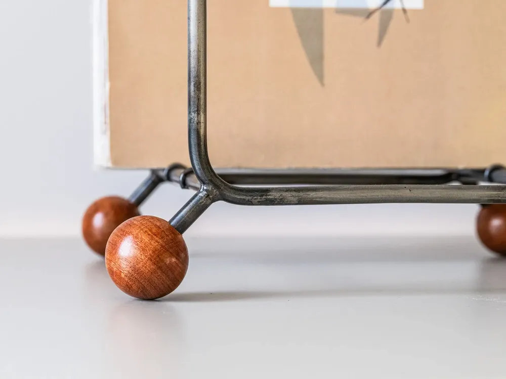 Etagères - Porte-disques en vinyle avec pieds sphériques en bois - DESIGN ATELIER ARTICLE