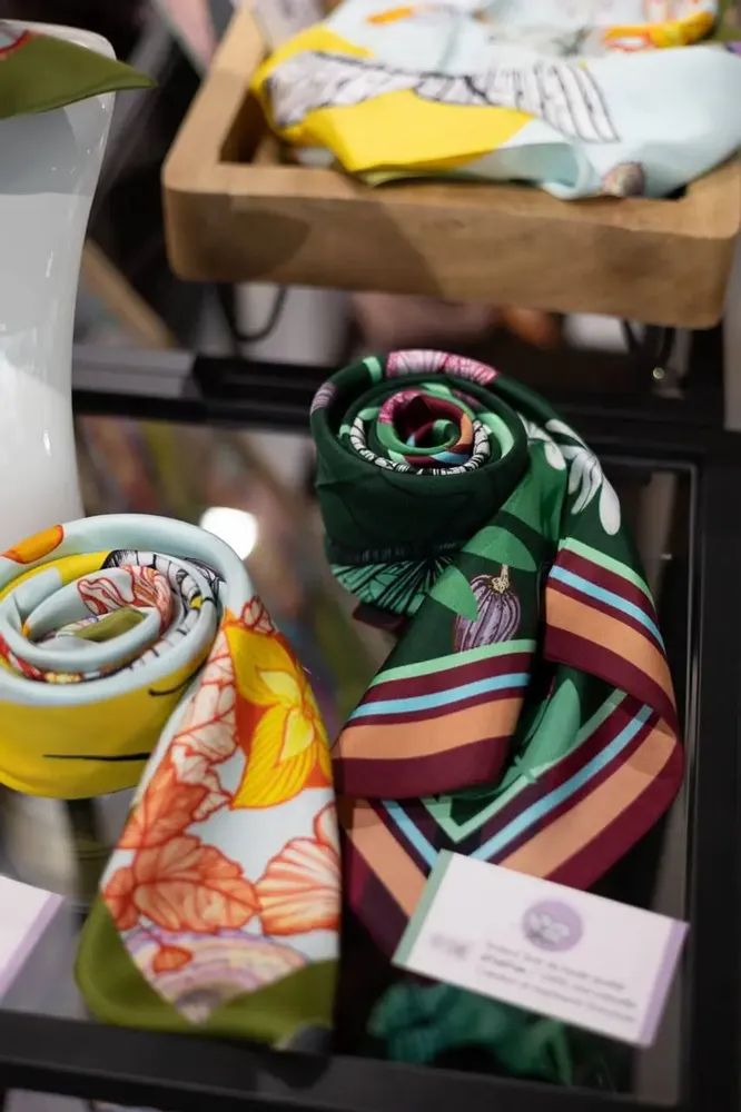 Foulards et écharpes - foulard Pur soie, Carré de soie 67, Création et impression françaises - KOUNTHEA RETH