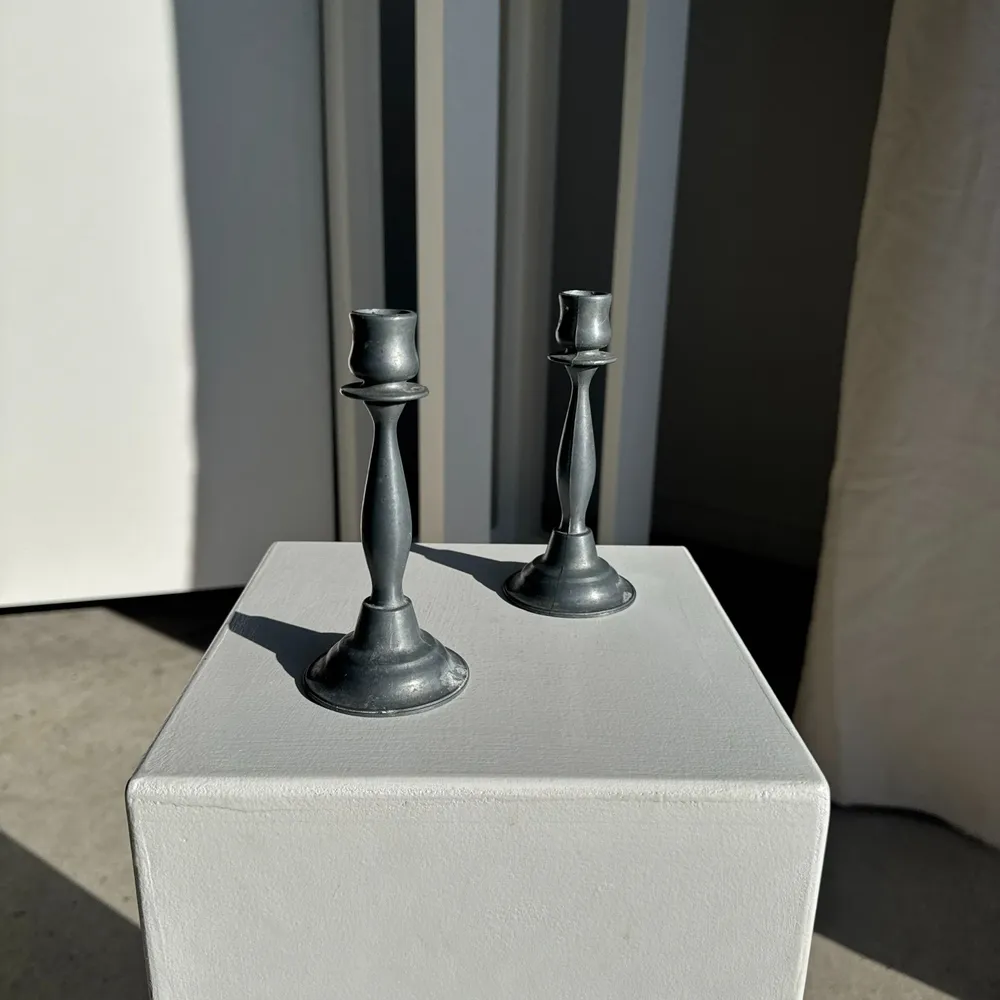 Objets de décoration - Paire de petits bougeoirs fins en étain H15,5 - OFFICE OBJETS