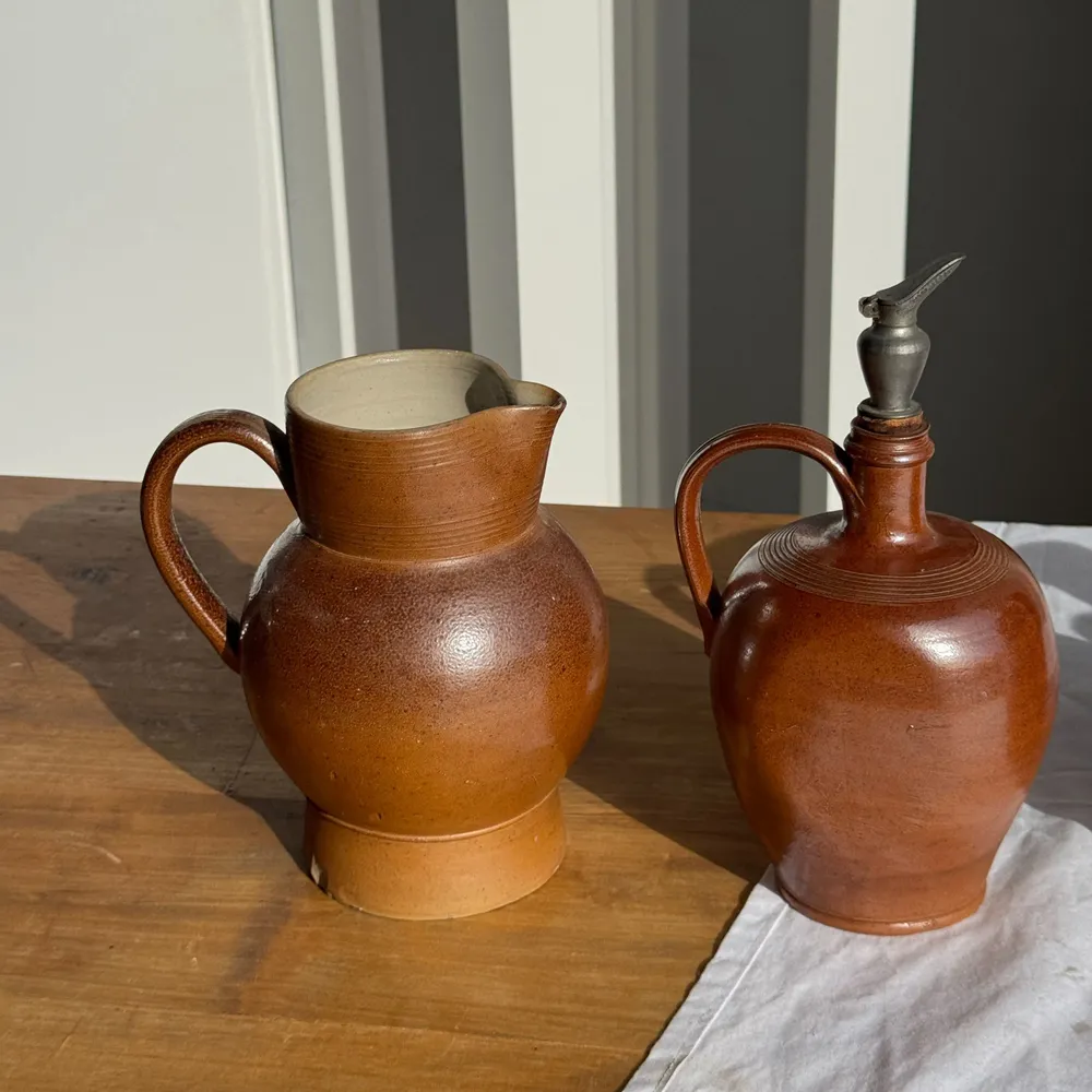 Carafes - Grande carafe boule en grès marque 5 au dessous éclat à la base - OFFICE OBJETS